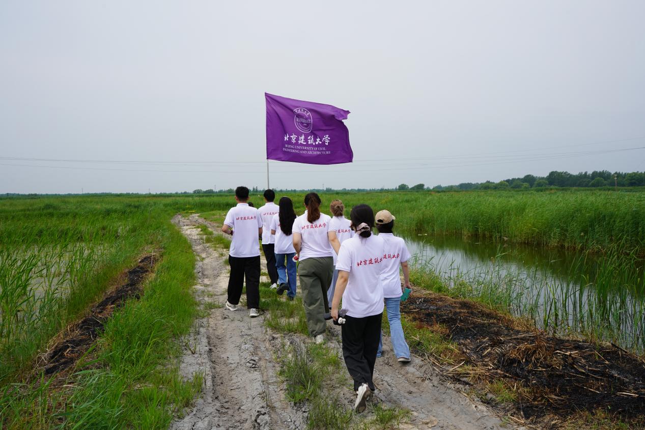 实践团在活动现场推广建筑文化知识并与
